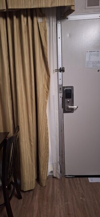 You can see the curtain didn't close all the way & we had people walking down the hall looking in.
Zero privacy.