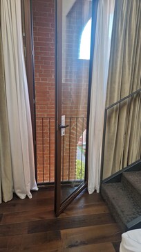 Vorm Fenster eine Mauer