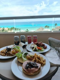 Este es el Room services donde a los de la pulsera azul les cobran 5 dolares y al final se cobra con tarjeta
