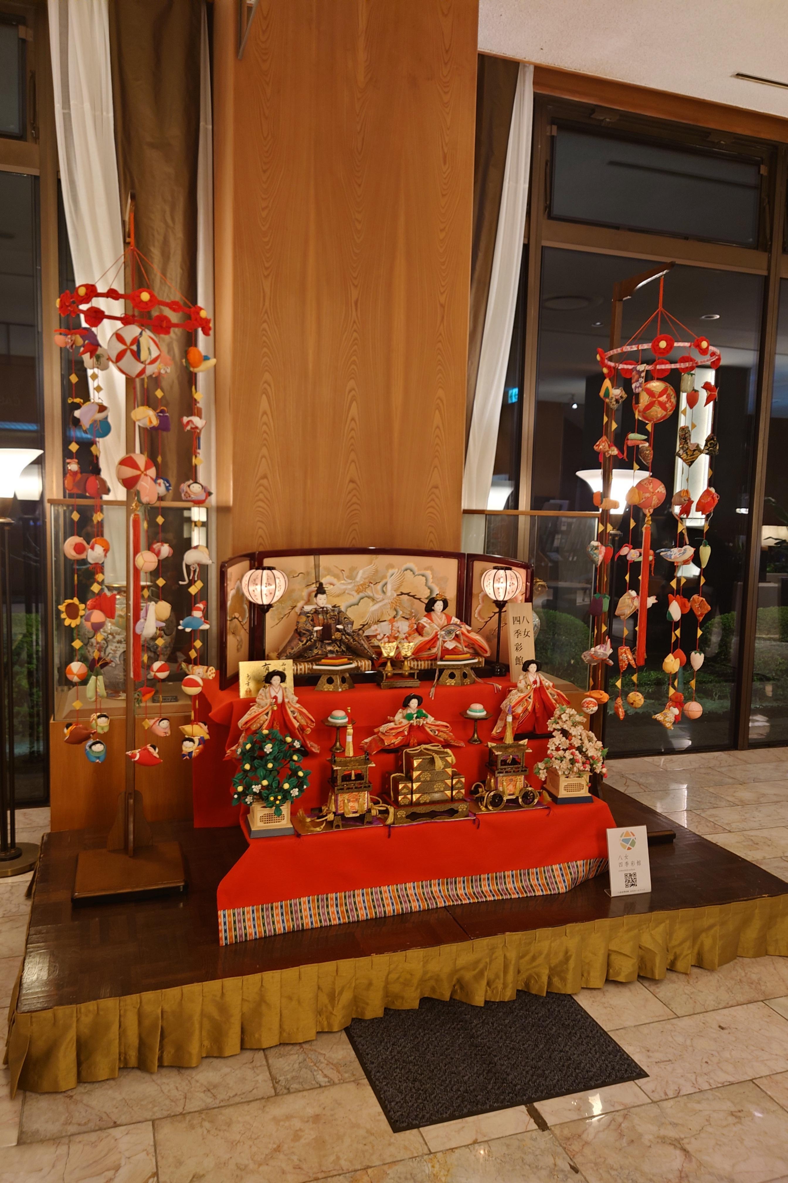 お雛様がロビーに飾ってありました。