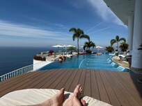 Upper roof infinity pool
