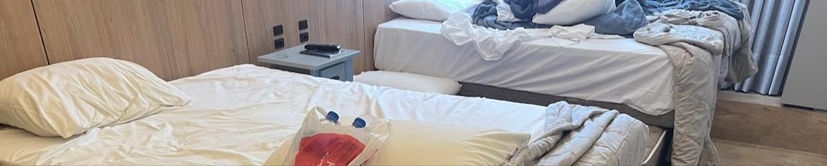 Quarto com viga alta no piso. 