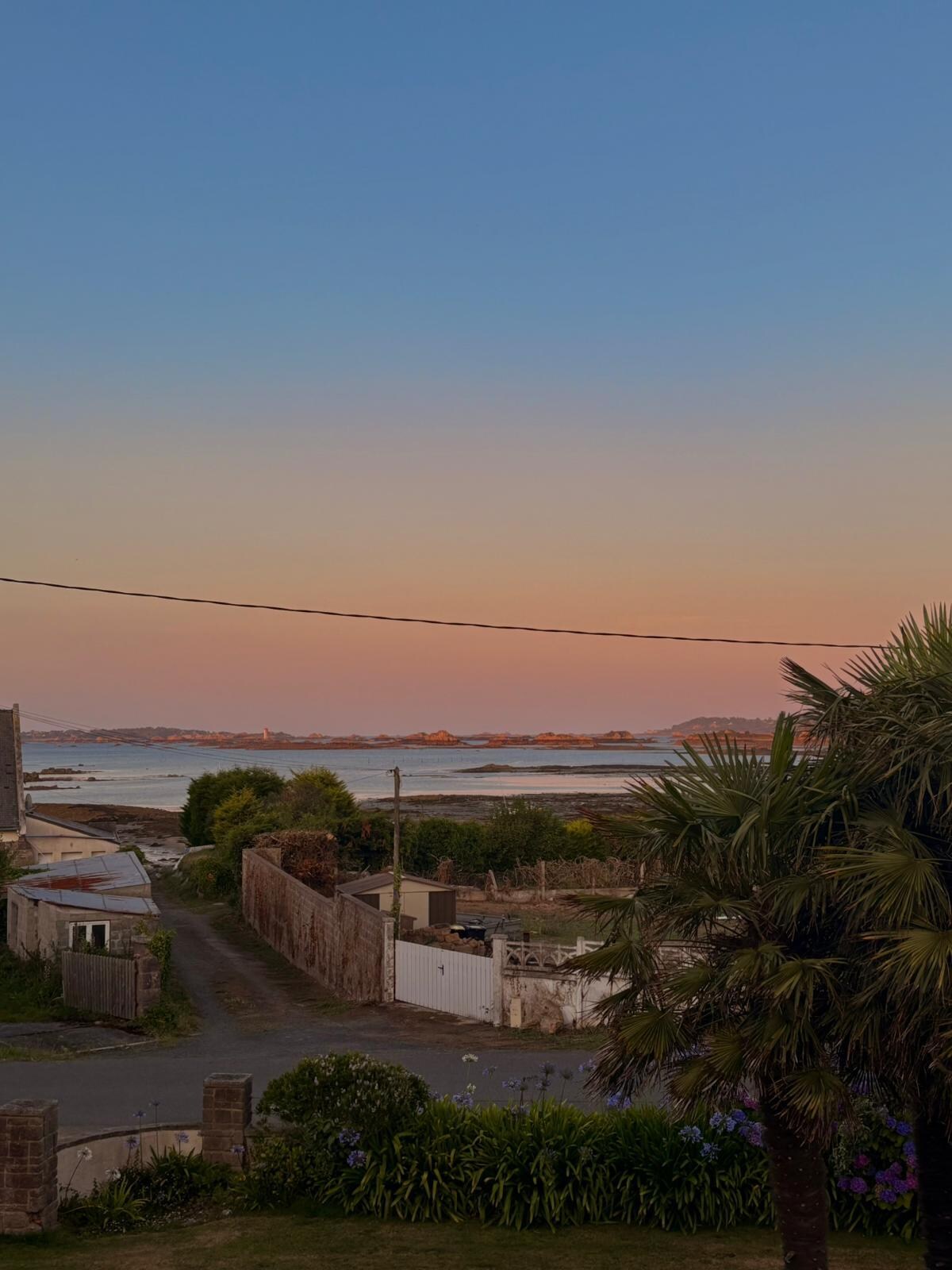 Le soleil  ouchant sur la mer depuis la maison 
