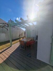 Coucher de soleil sur la terrasse de la maison