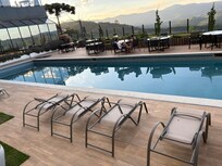 Piscina externa suja