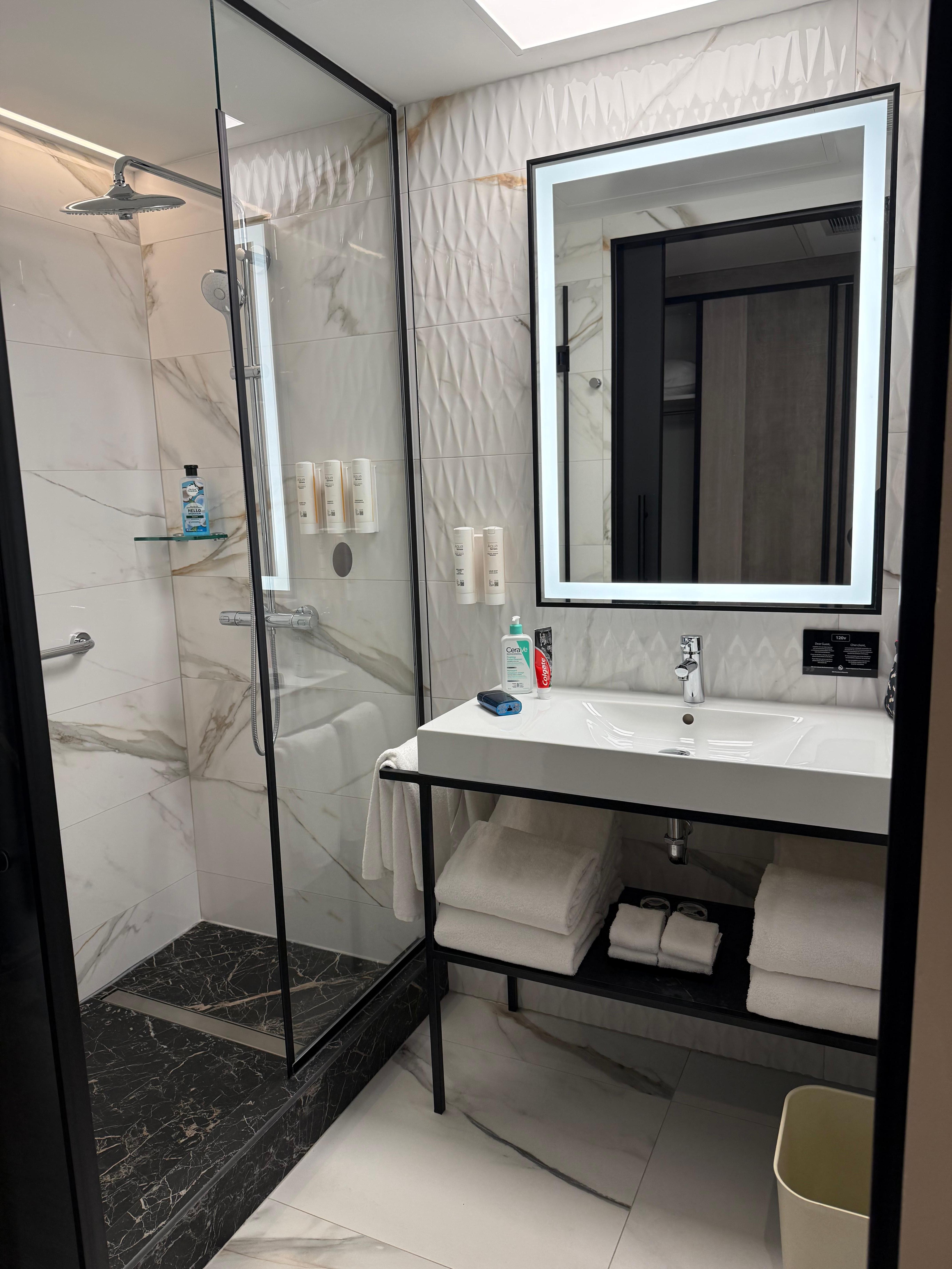 Regadera y lavamanos