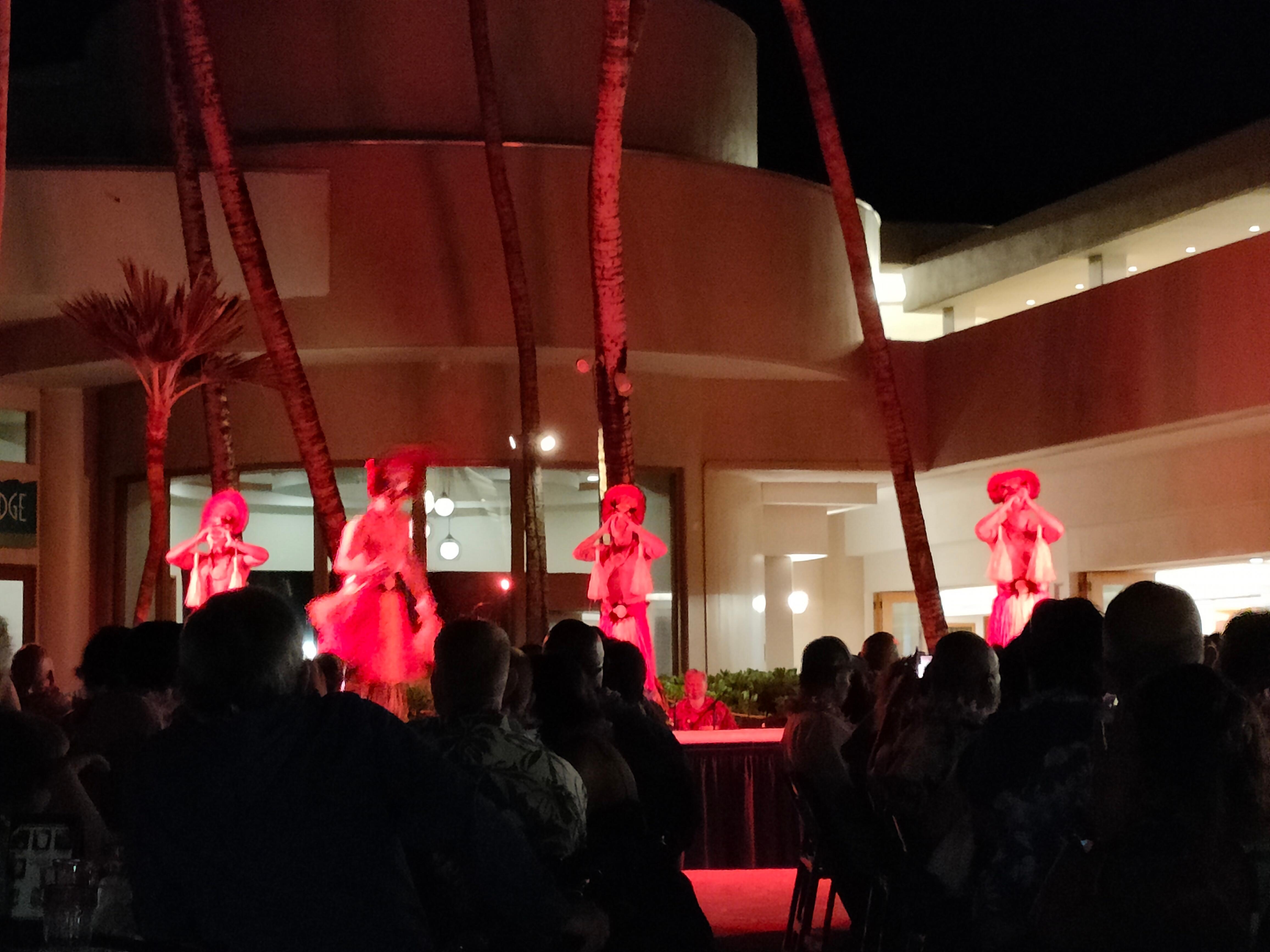 日曜日のルアウショーはとてもステキでした。
1時間前から並び良い席に案内してもらえました。