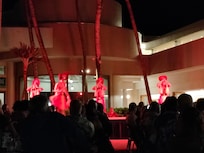 日曜日のルアウショーはとてもステキでした。
1時間前から並び良い席に案内してもらえました。