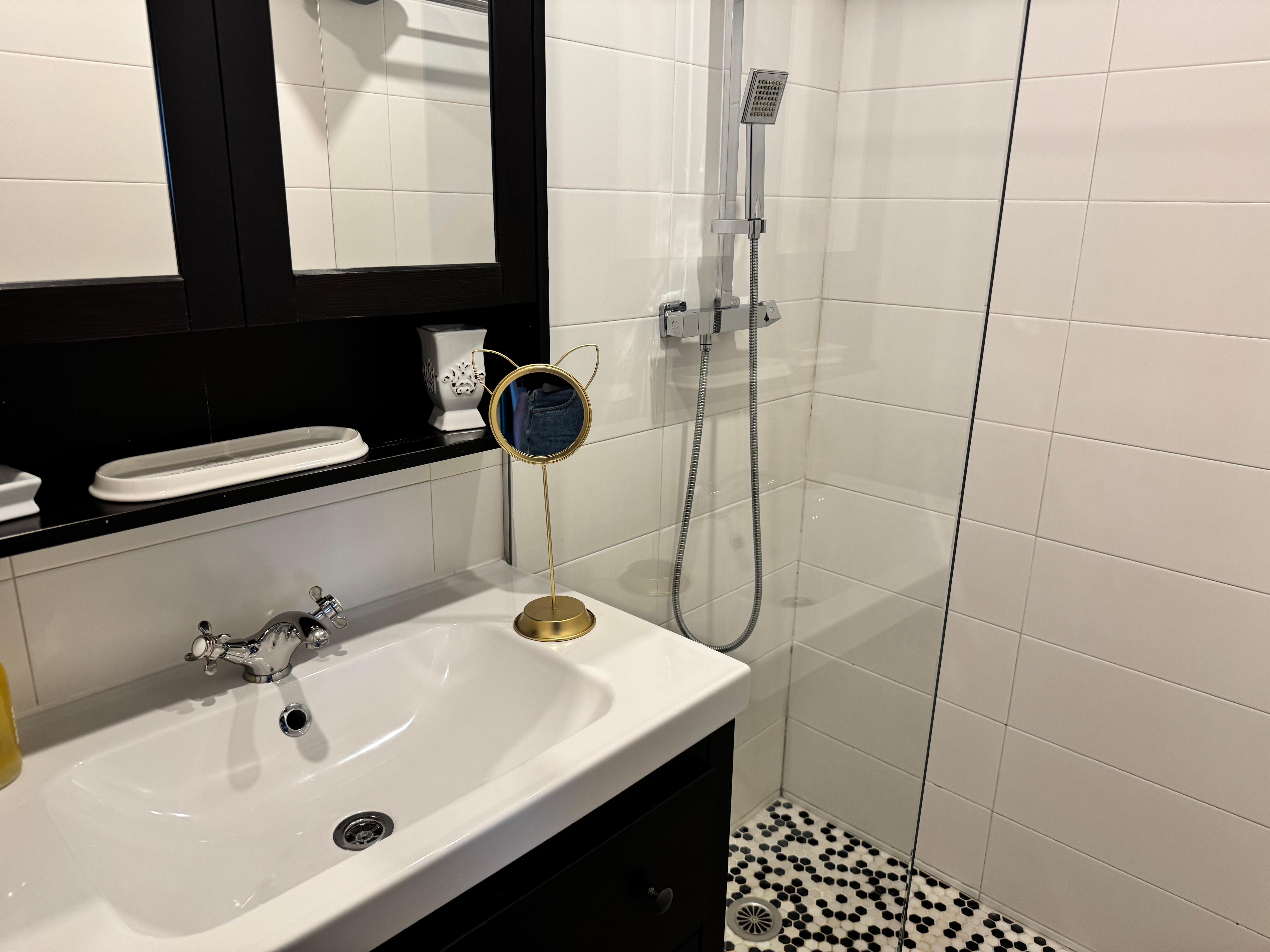 Small bathroom suitable for 1 person at a time