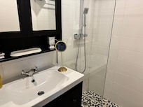 Small bathroom suitable for 1 person at a time