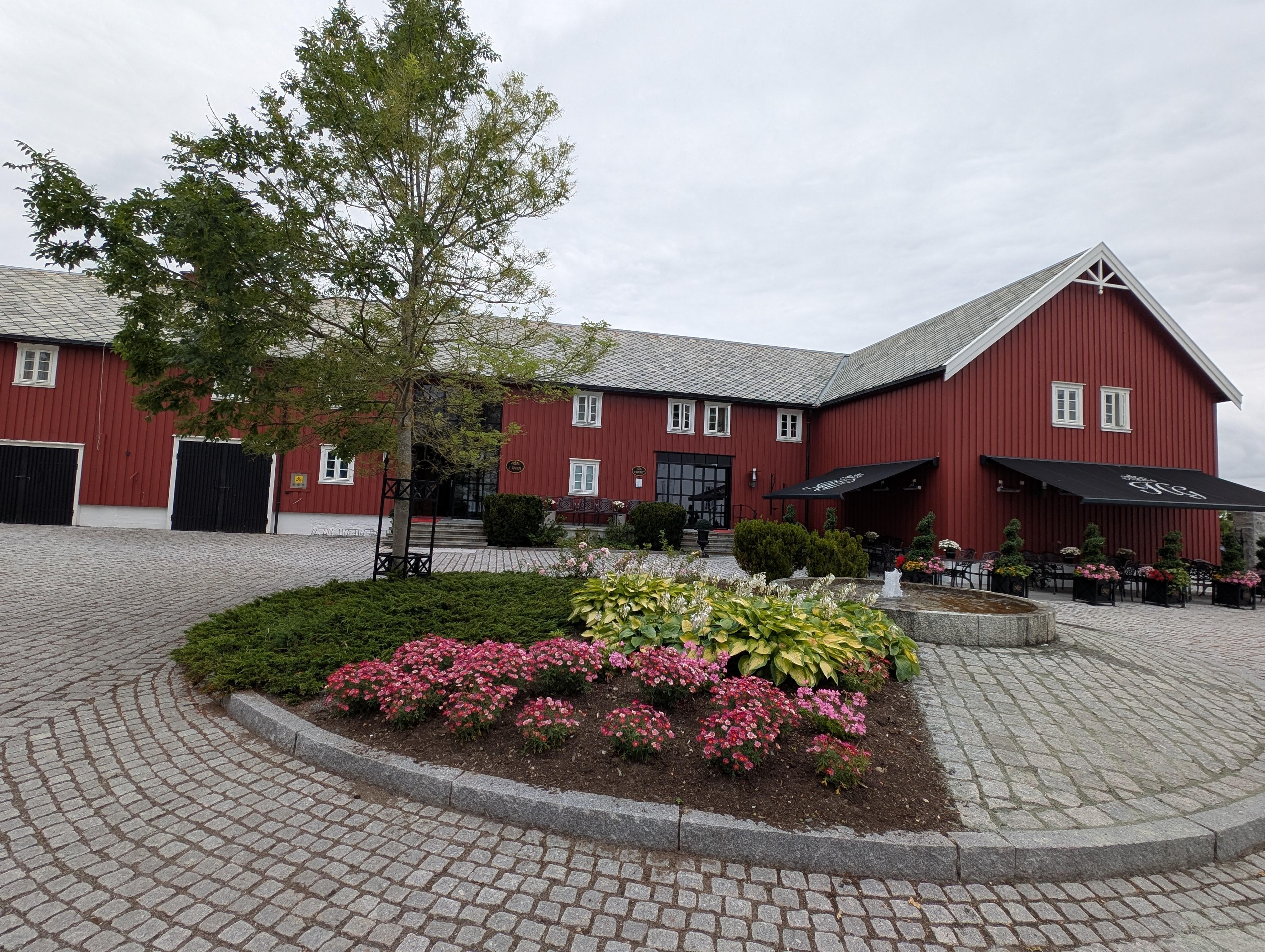 Fjøset med restauranten. Trivelig plass med god service.