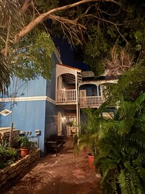 De prive tuin in de avond