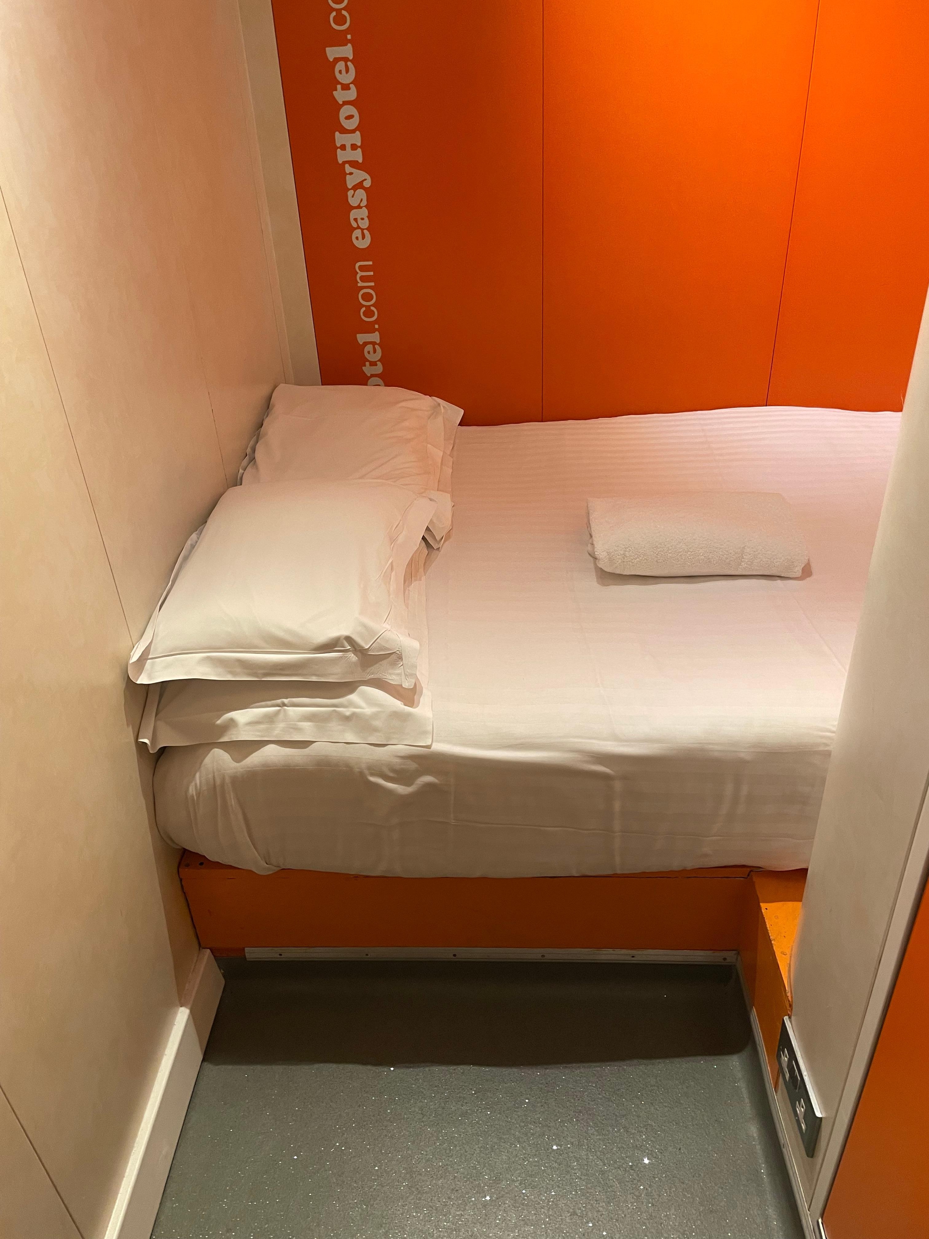 L’intégralité de la chambre depuis le seuil de la porte.