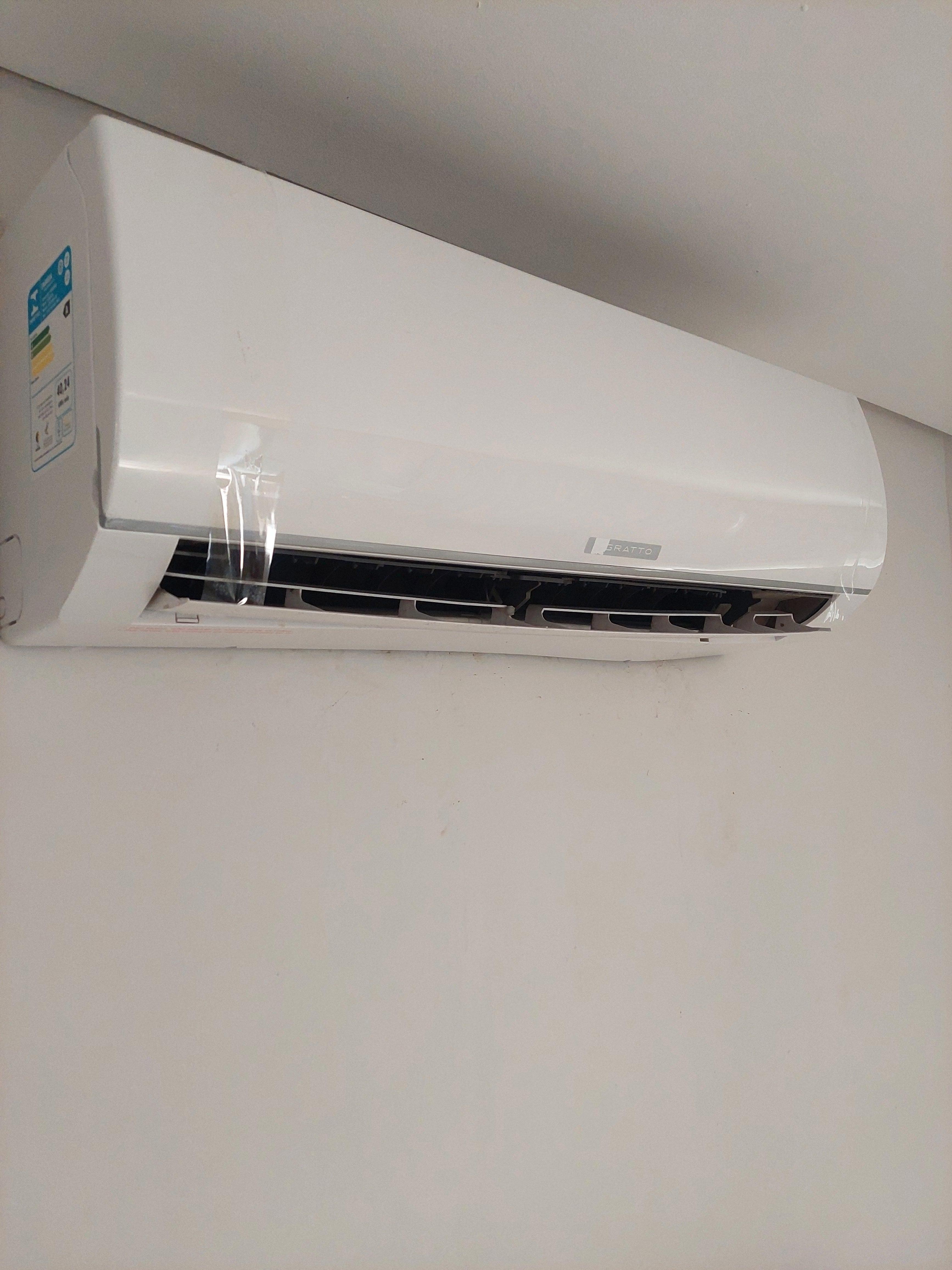 Ar-condicionado com a tampa quebrada e pingando 