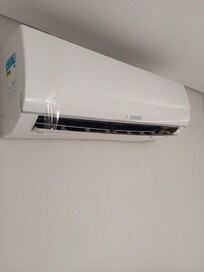 Ar-condicionado com a tampa quebrada e pingando