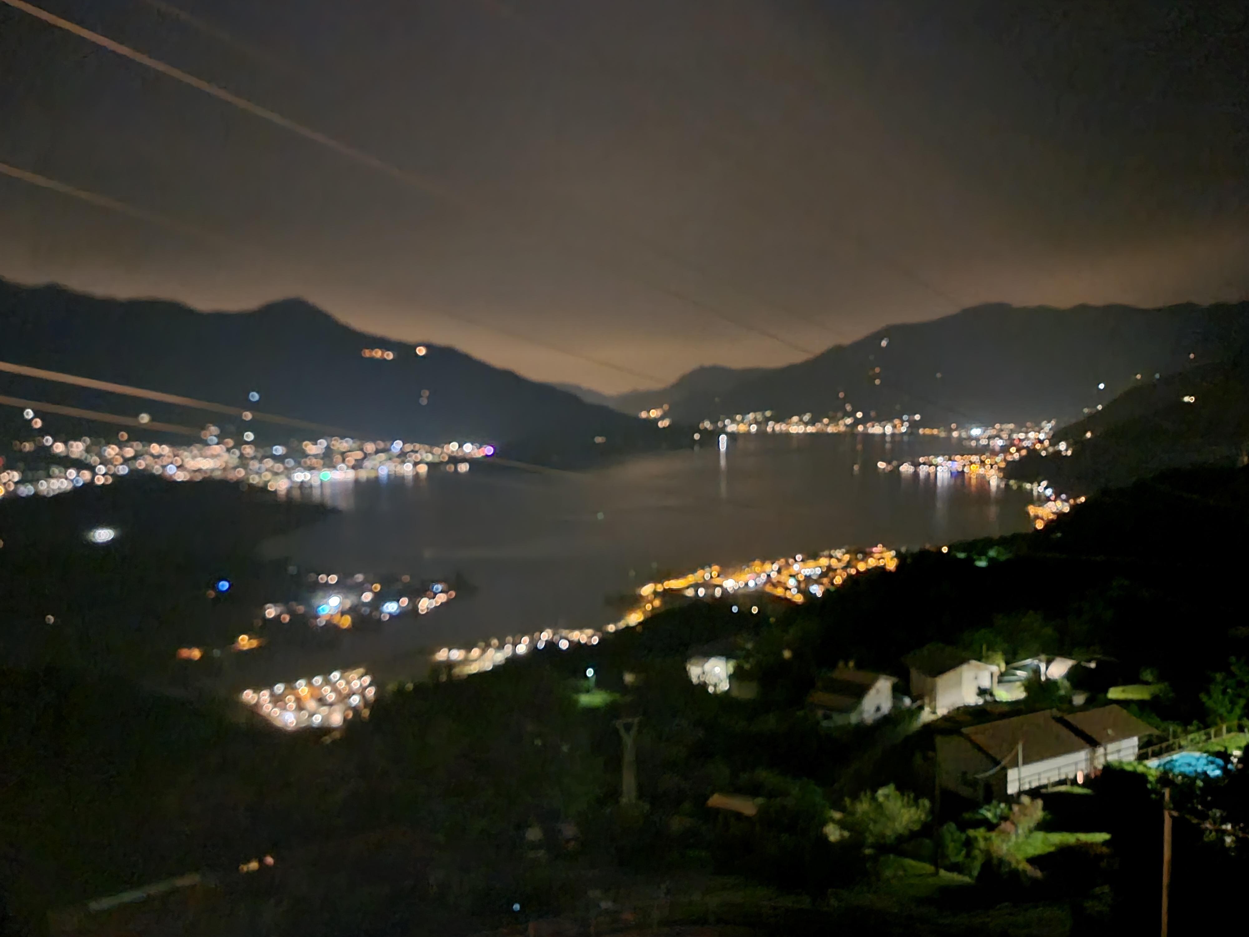 Die Aussicht vom Balkon ist ein wunderschönes Lichtermeer bei Nacht