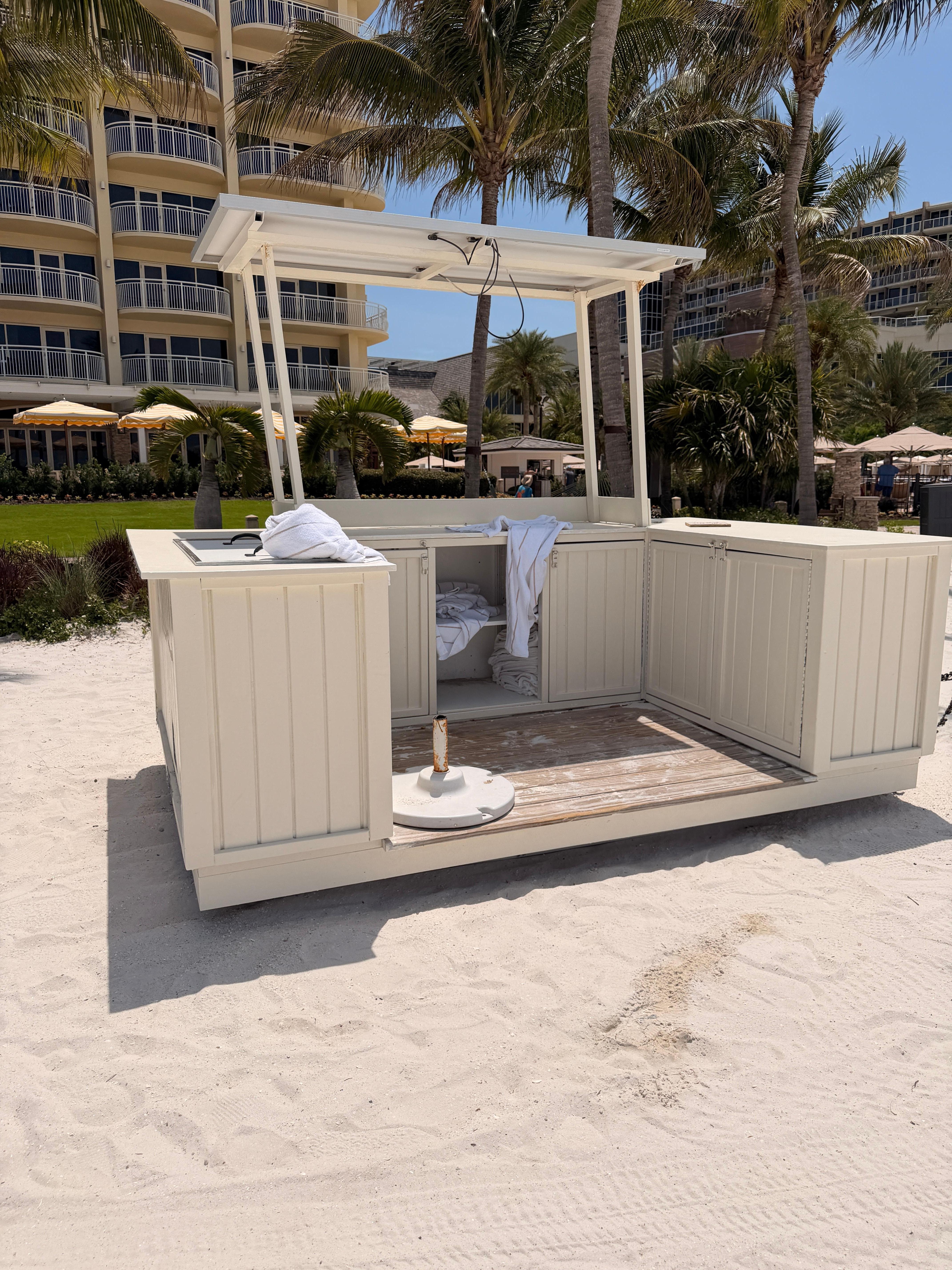 Towel stand for beach 
