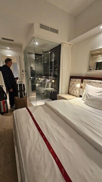 Cabina doccia in vetro a vista con tendina per nascondere