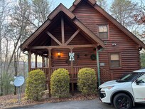 Front of cabin. Owners had it decorated so nice for Christmas
