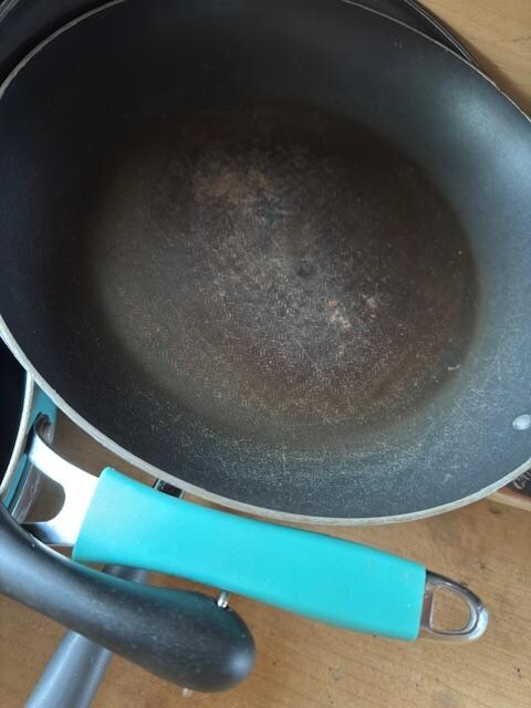 Frying pans in bad condition 