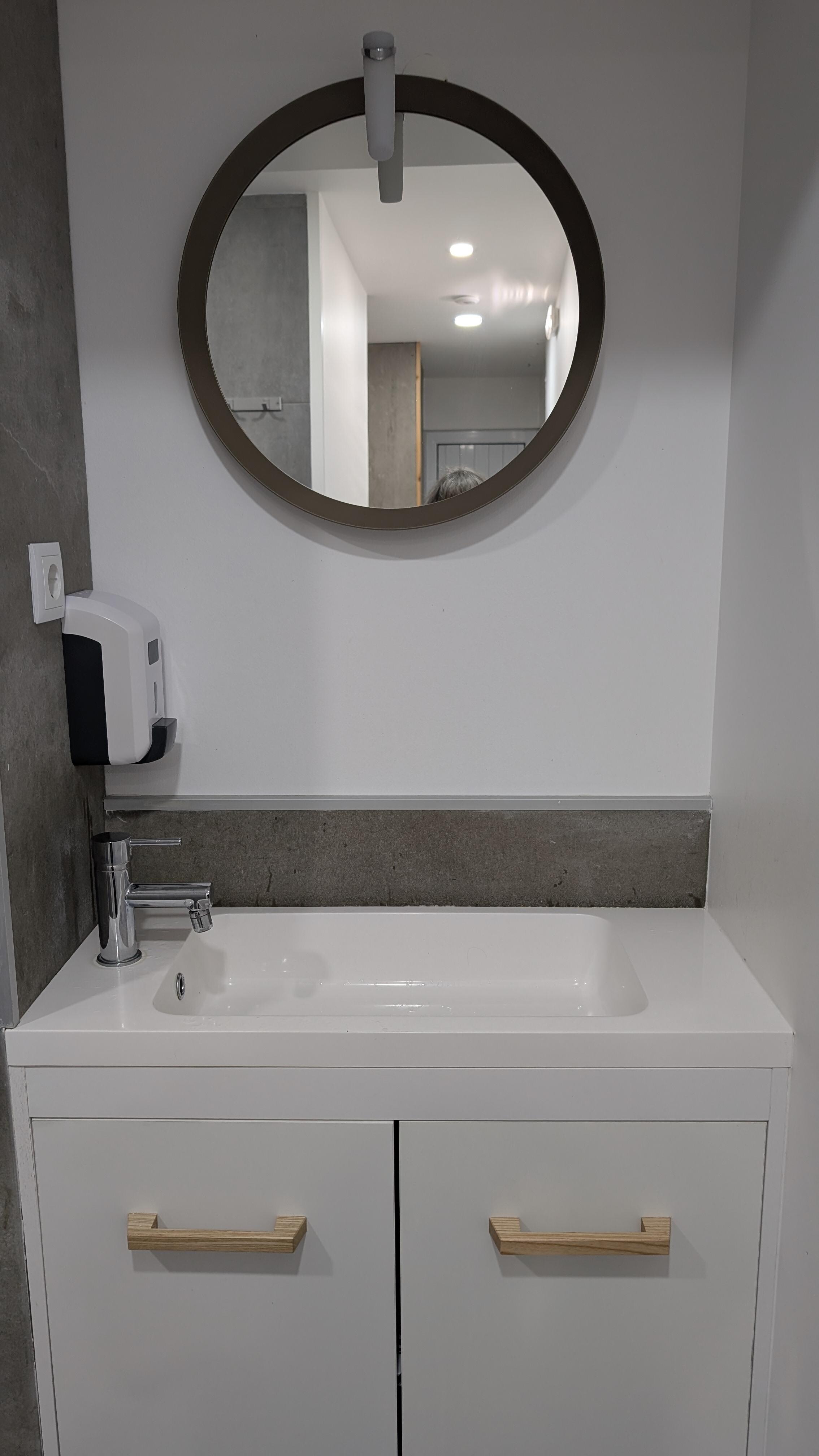 Miroir un peu trop haut pour personne de 5'1''