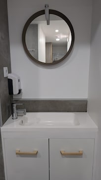 Miroir un peu trop haut pour personne de 5'1''