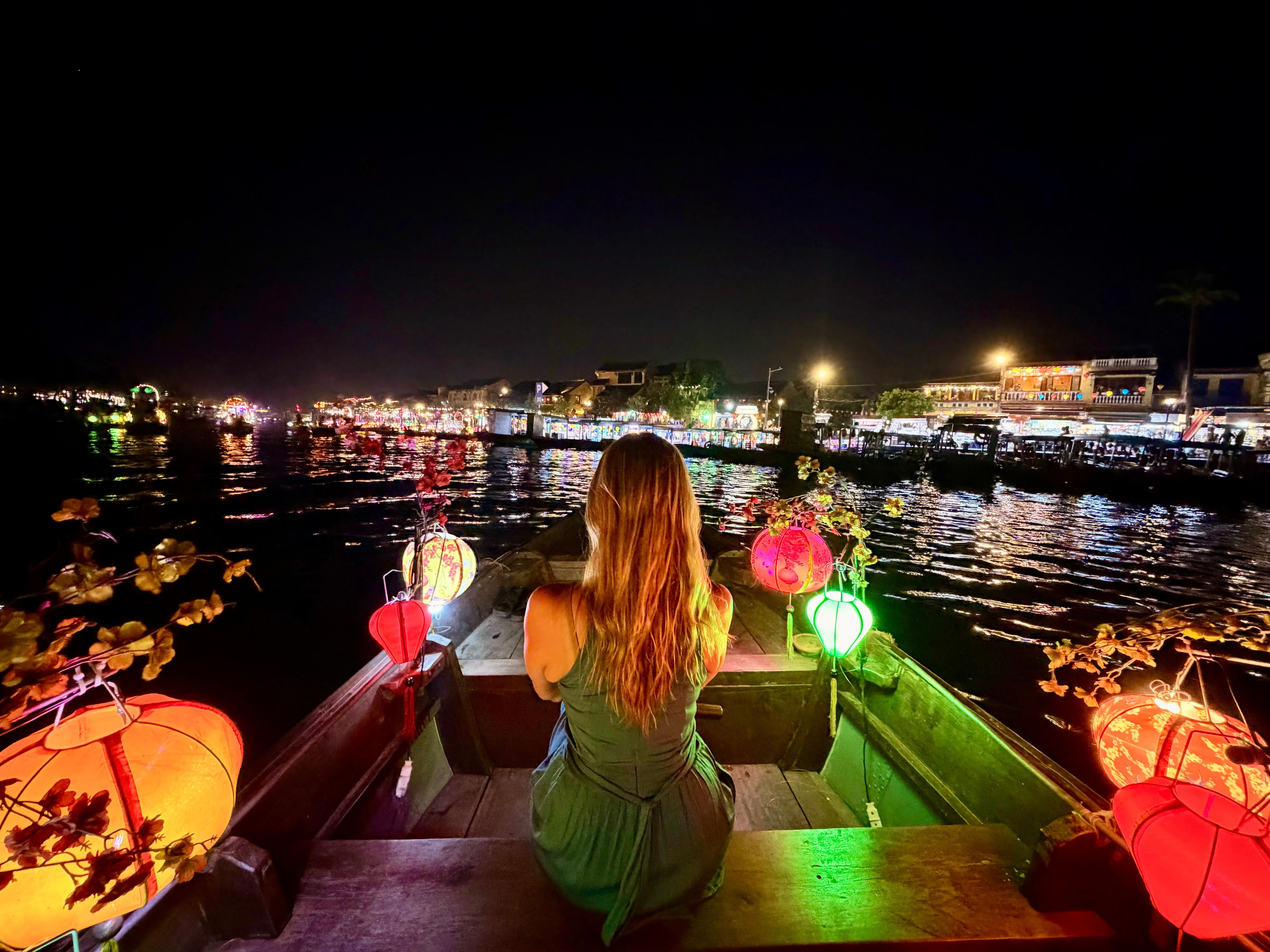 Paseo en bote nocturno con linternas a 10 min del hotel 