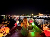 Paseo en bote nocturno con linternas a 10 min del hotel