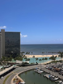The view of the lanai in the left side.
