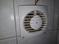 Bathroom definitely not cleaned, smell + buildup in fans