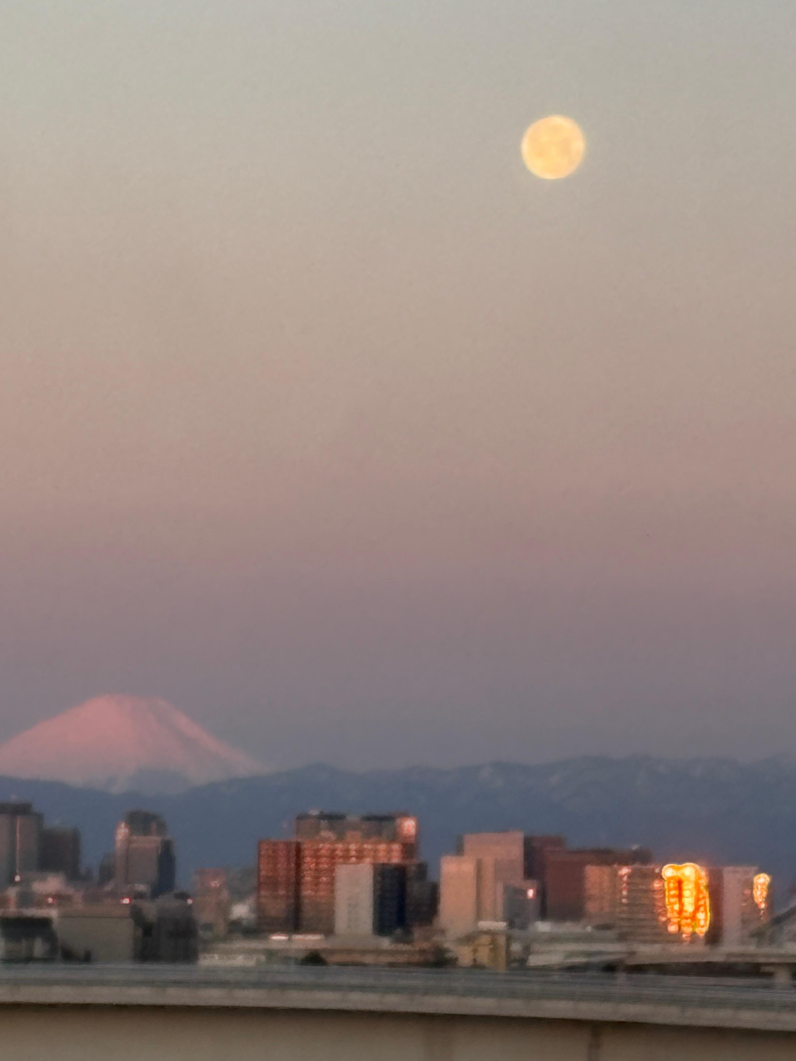 早朝、富士山と満月のコラボが見れます