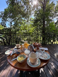 O café da manhã é sensacional e sendo tomado de forma a integrar-se com a natureza, com os sons e com a tranquilidade, nutri e alma e nos renova.