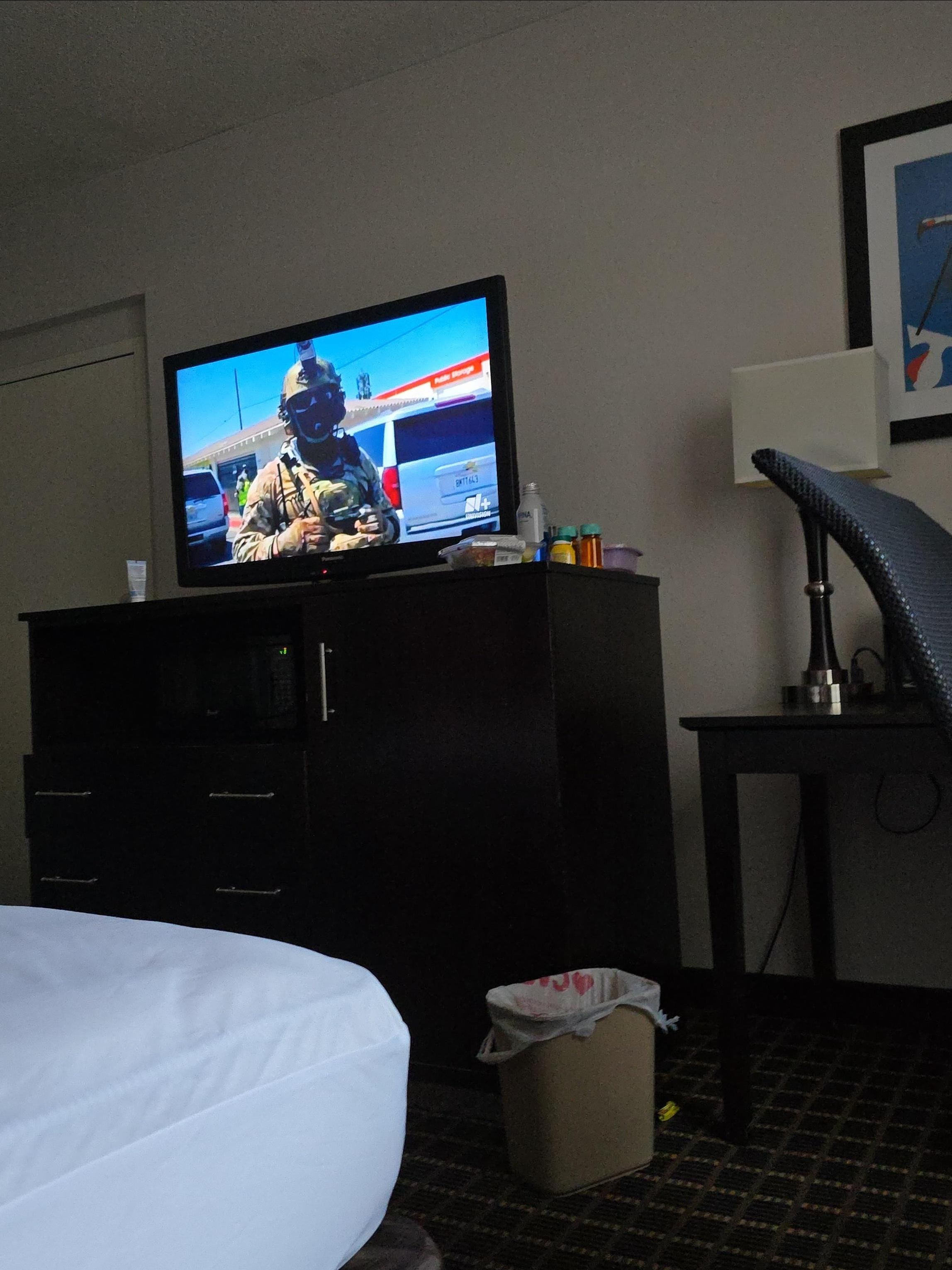 A uno le toca estar poniendo las bolsas de basura por que no ponen solo dejan una 