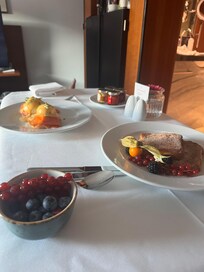 Decent breakfast room service in a good size room