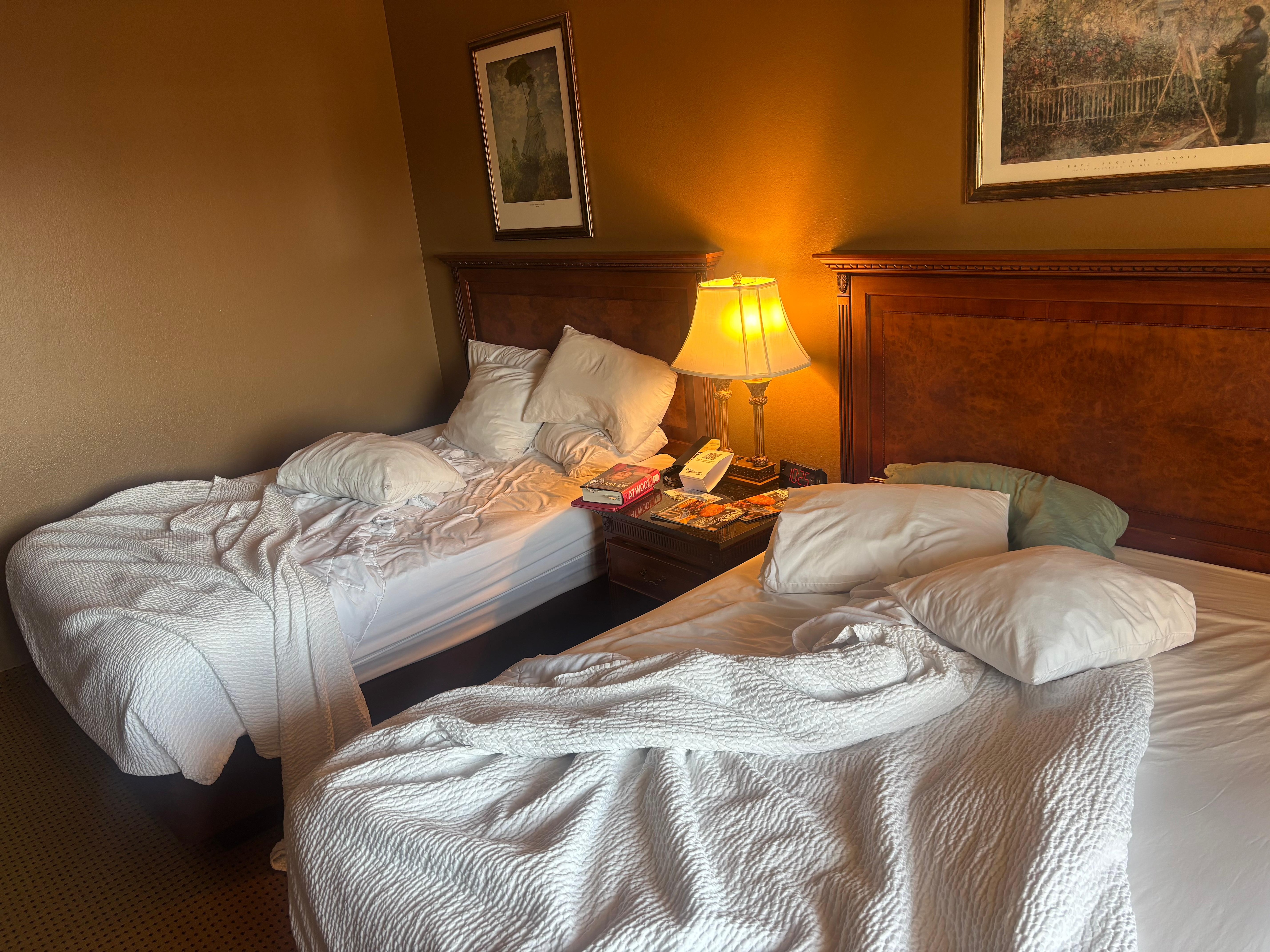 Double queen. Both mattresses in 1306 were terrible.Good selection of pillows, though.