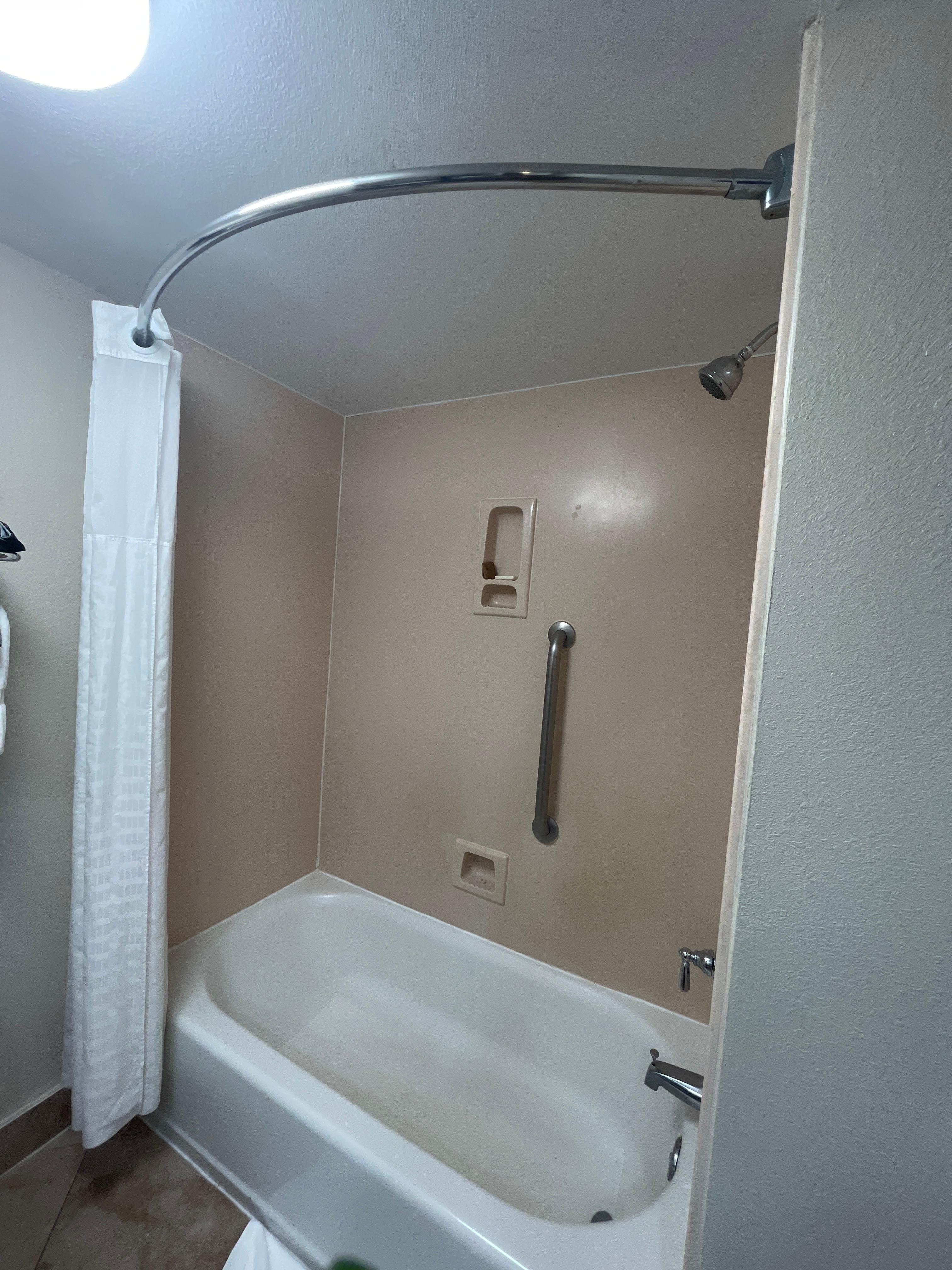 Bath tub/walls not cleaned 