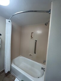 Bath tub/walls not cleaned