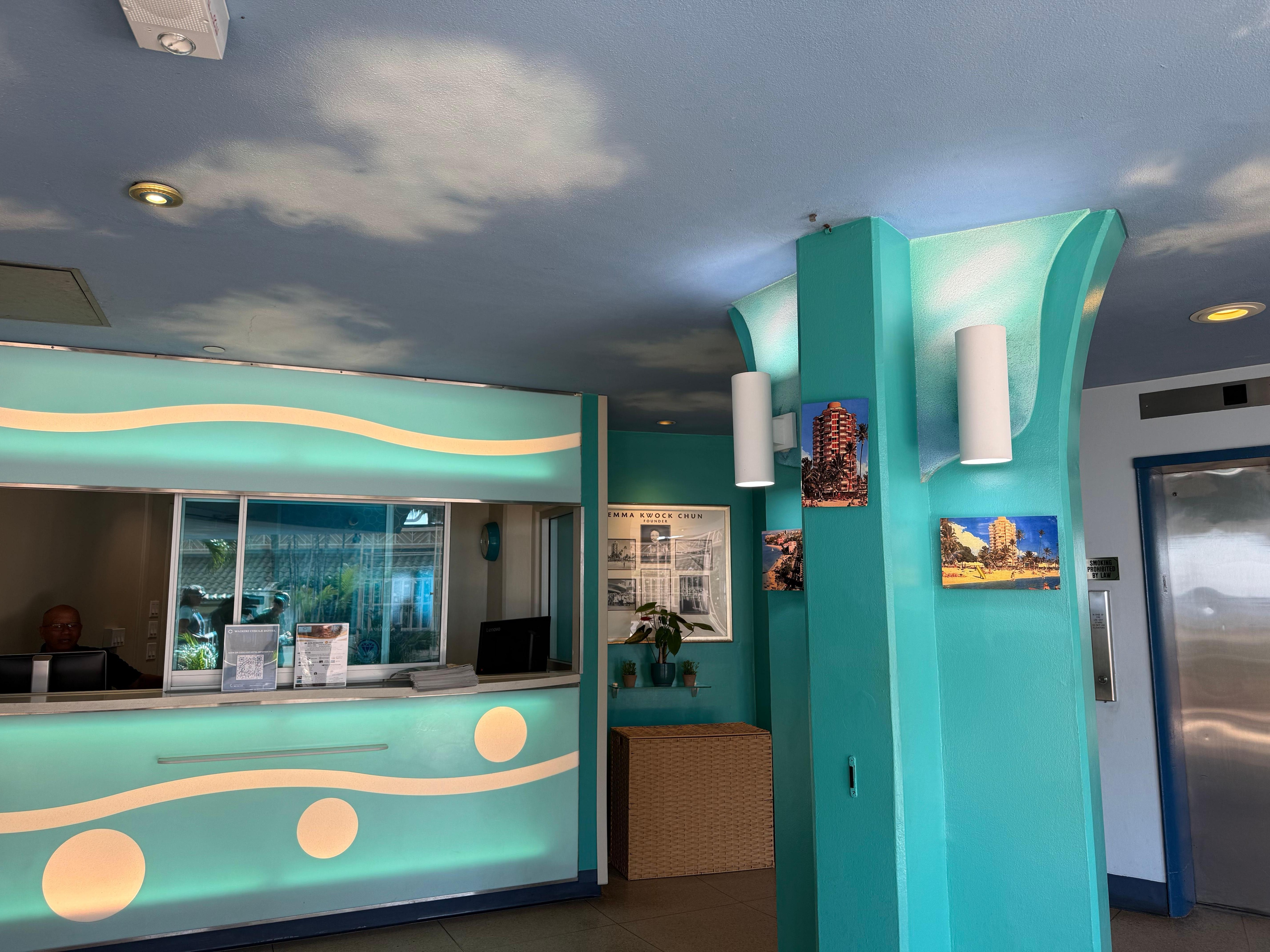 このエレベーター前がフロントです