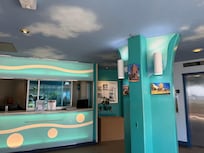 このエレベーター前がフロントです