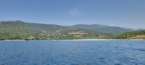 Lage Haus (links) Bucht und Strand (rechts) vom Wasser aus
