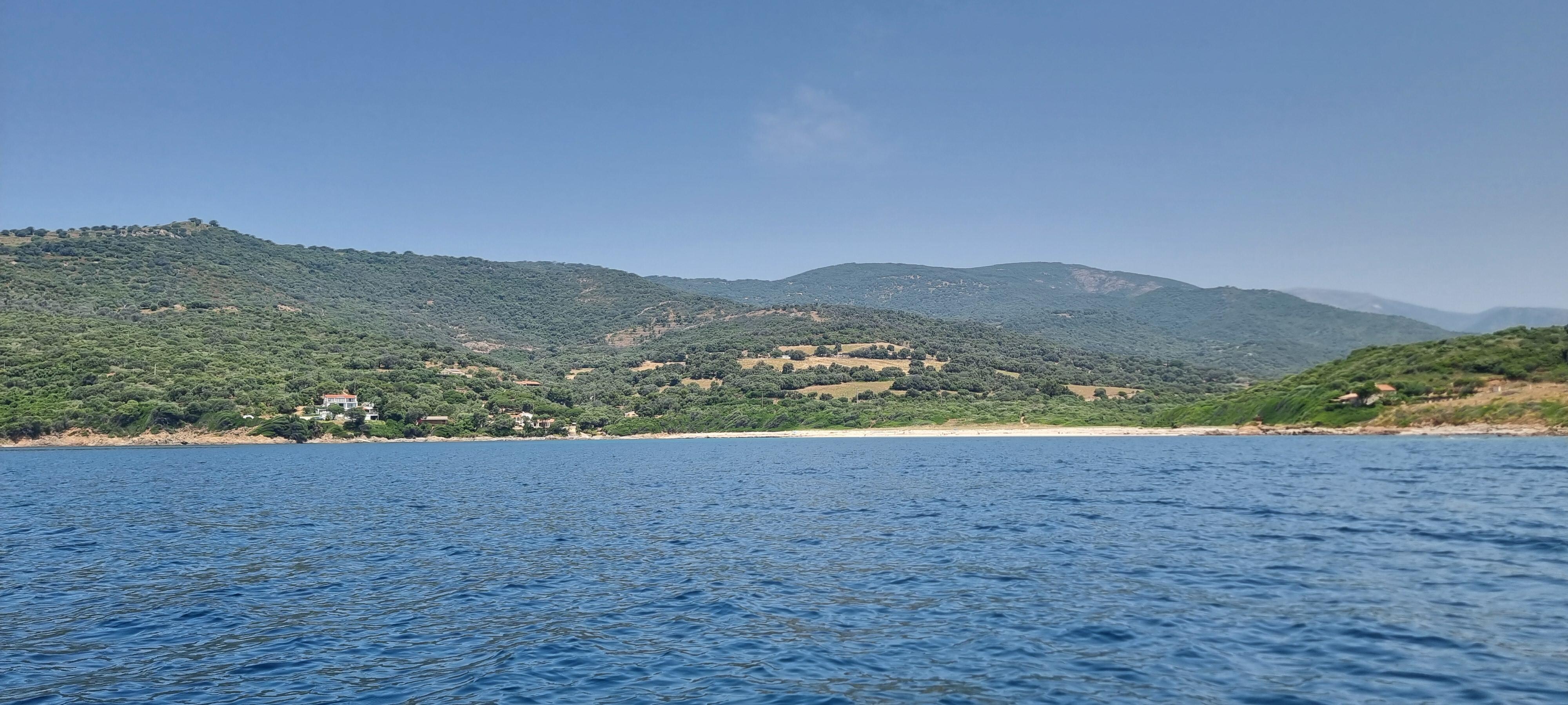 Lage Haus (links) Bucht und Strand (rechts) vom Wasser aus