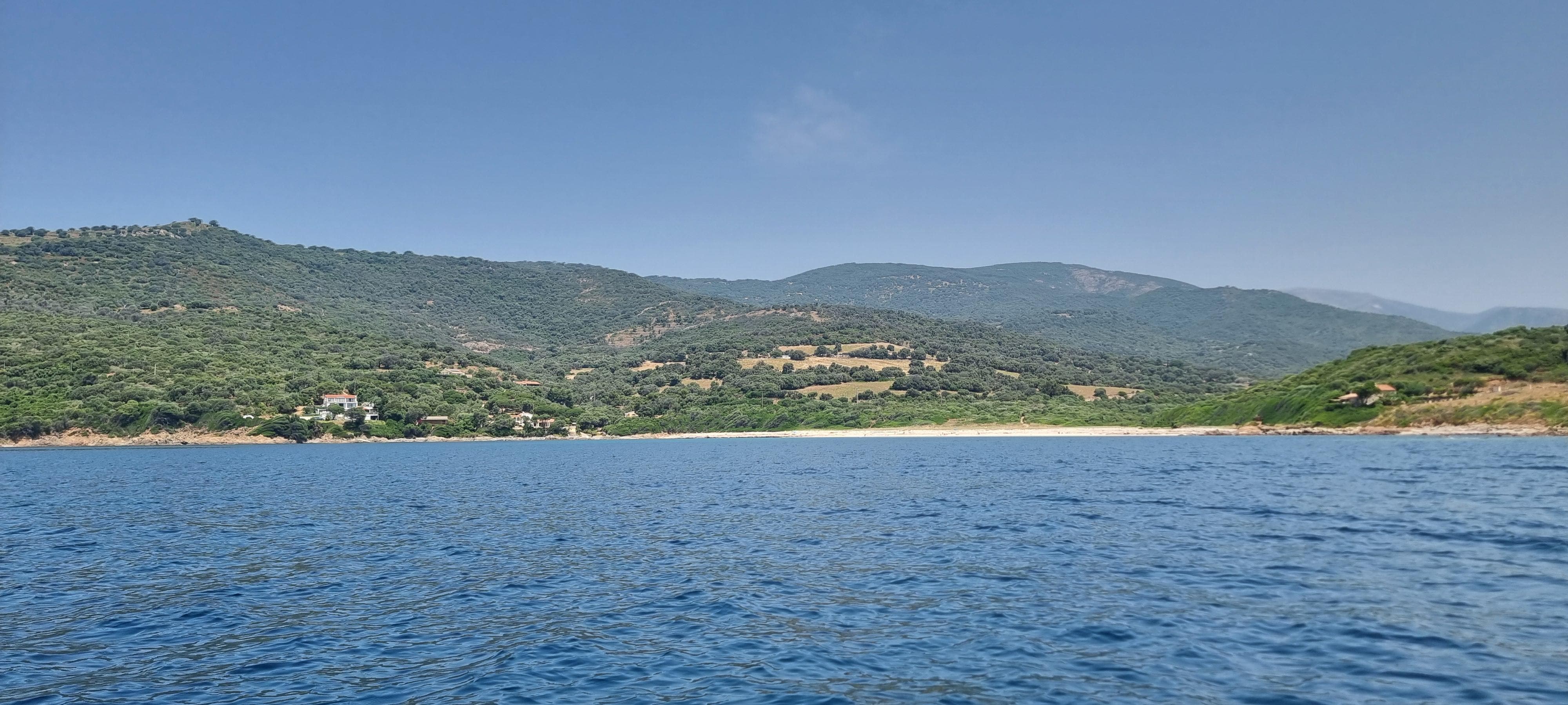 Lage Haus (links) Bucht und Strand (rechts) vom Wasser aus