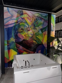 Outdoor tub!