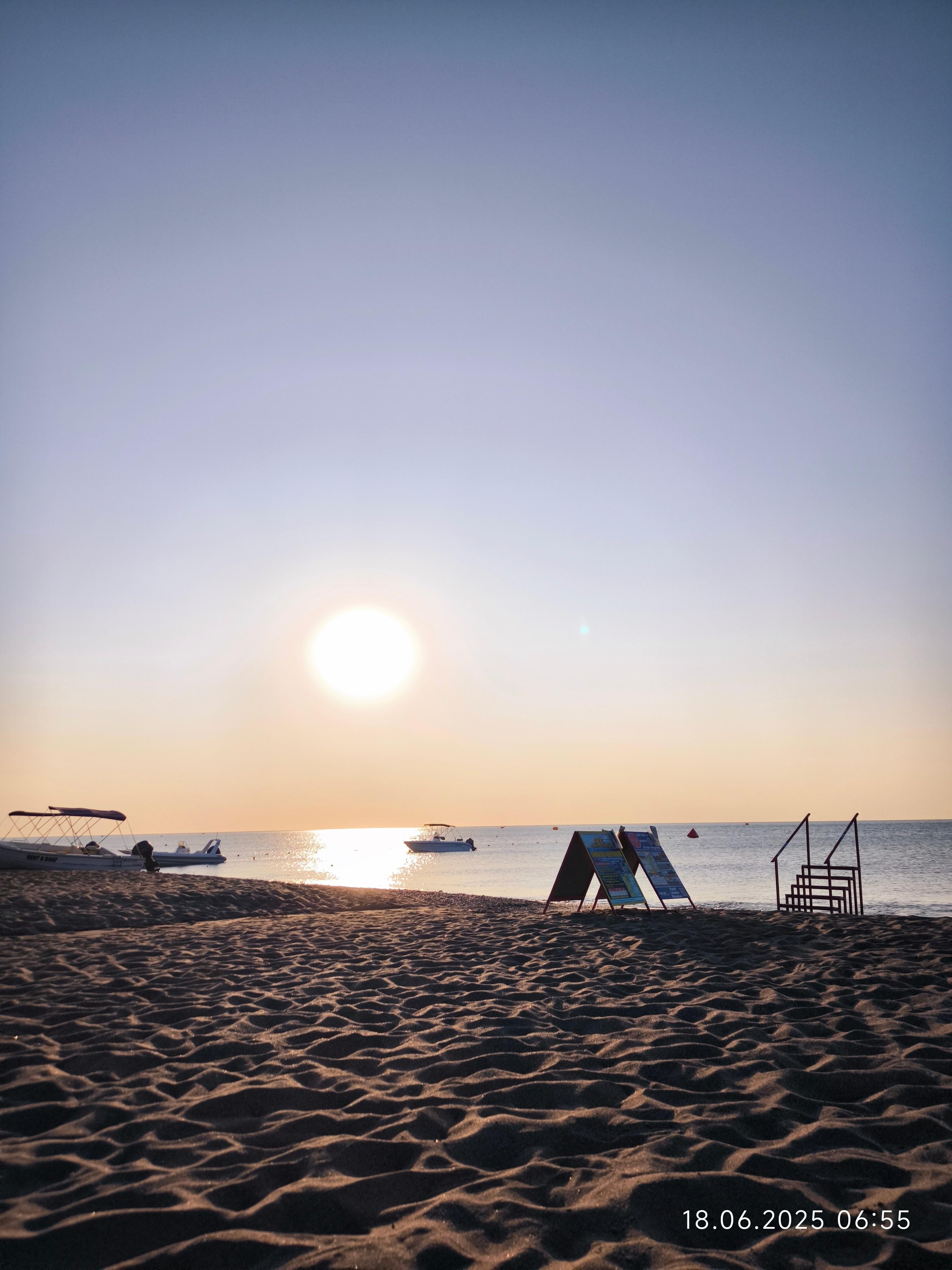 Der Strand kann auch schön sein. Links dort gibt es einen Wassersport laden. Morgens riecht es sehr stark nach Benzin. Und naja da geht halt auch mal was daneben das riecht dann sehr lange.

