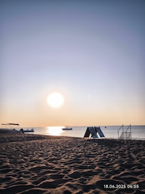 Der Strand kann auch schön sein. Links dort gibt es einen Wassersport laden. Morgens riecht es sehr stark nach Benzin. Und naja da geht halt auch mal was daneben das riecht dann sehr lange.