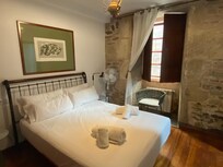 Standard room, window opens on alley, comfy & very quiet.