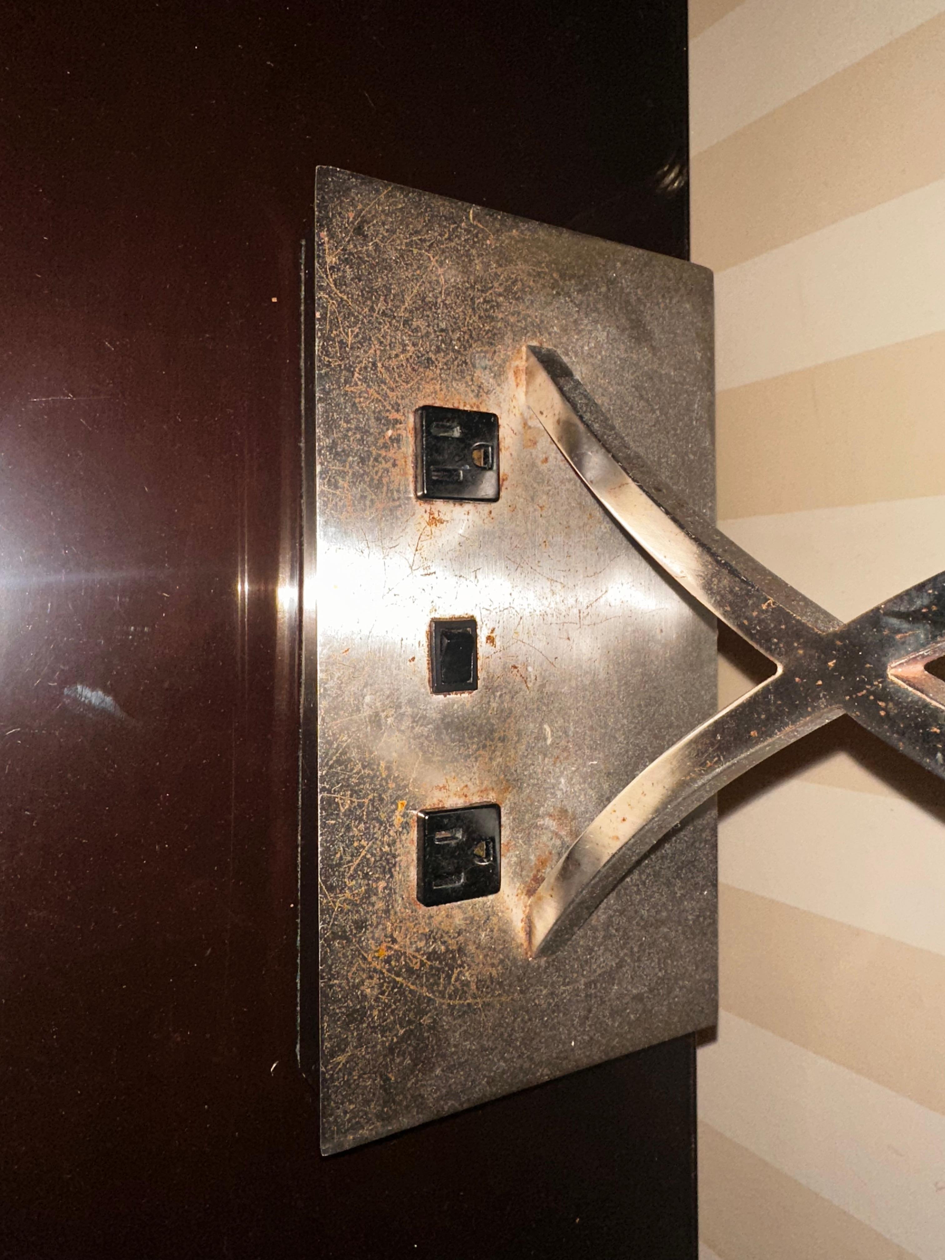 No usb outlets. These look worse than motel 6 lamps. 
