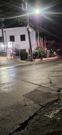 These are the stores and markets that are advertised as walking distance