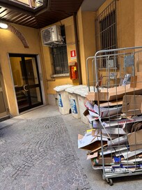 Ingreso por un patio lleno de basura