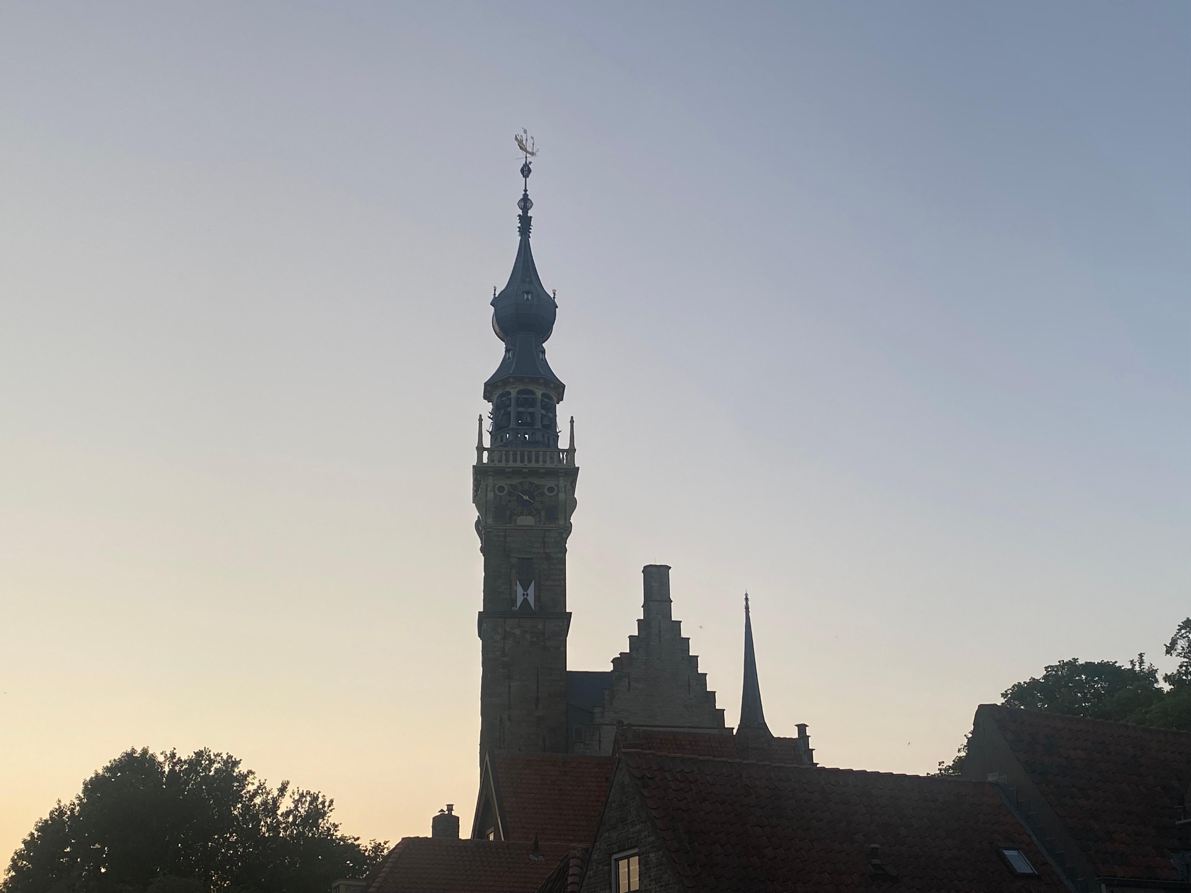 De toren van Veere vlakbij en in het oude centrum